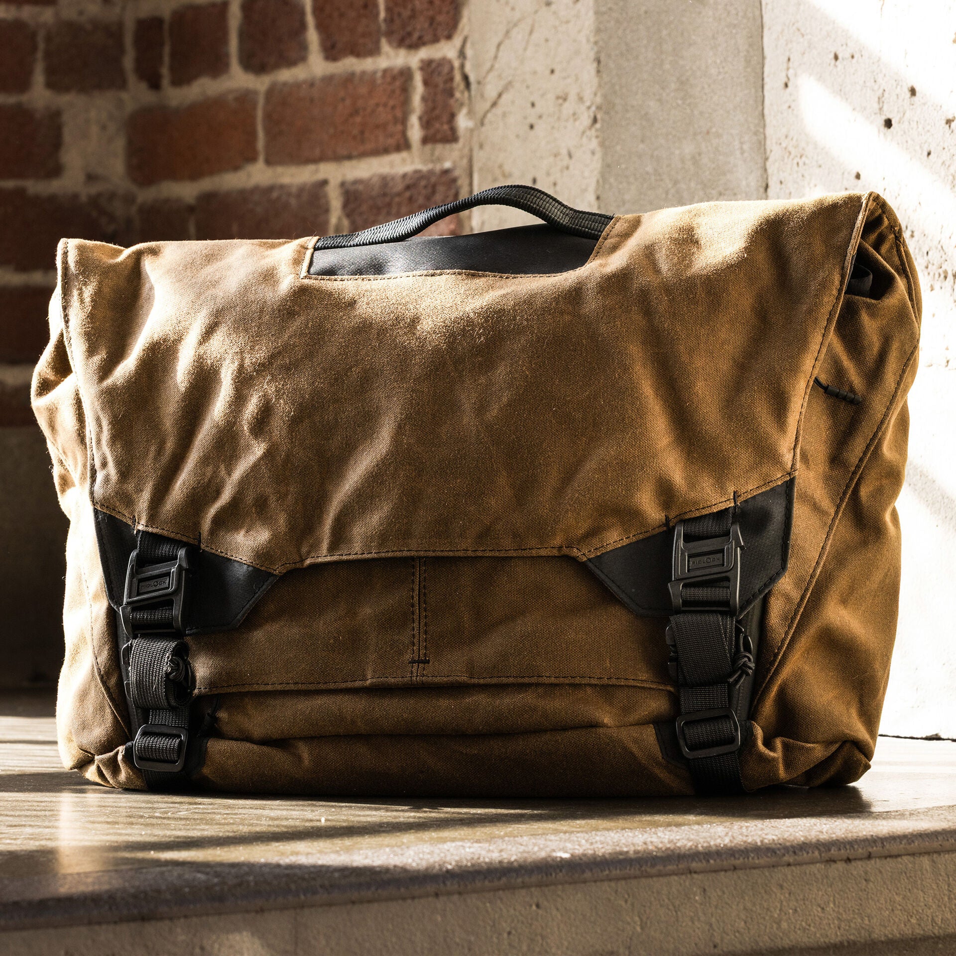 Parallax Messenger Bag 15L WX - Image 7